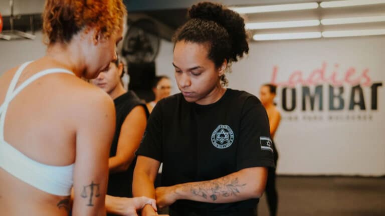 agosto lilas palestra e aula de defesa pessoal