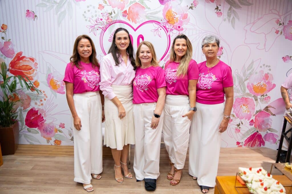 Ana Clark, Júnia Perenzin - que foi a primeira madrinha da loja este ano - Marilucia Dalla, Renata Pimentel e Lea Penedo - diretoria da Afecc durante a abertura da loja do Outubro Rosa 2025 no Shopping Vitória
