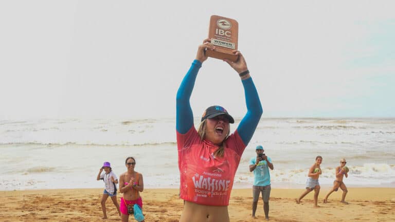 alexandra rinder conquista o tricampeonato mundial de bodyboarding