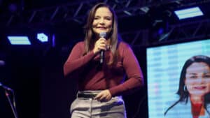 andreia vermont apresenta palestra sobre desenvolvimento humano