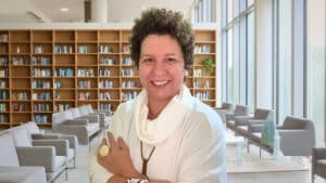 escritora lilian menenguci e semifinalista do concurso literario narciso entre espelhos e ausencias