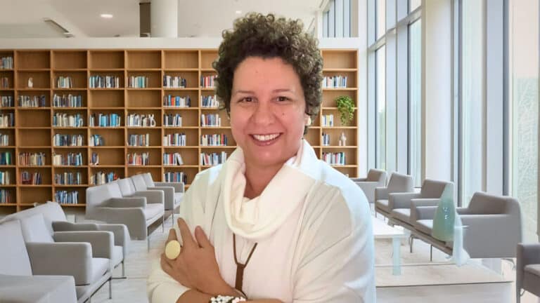 escritora lilian menenguci e semifinalista do concurso literario narciso entre espelhos e ausencias