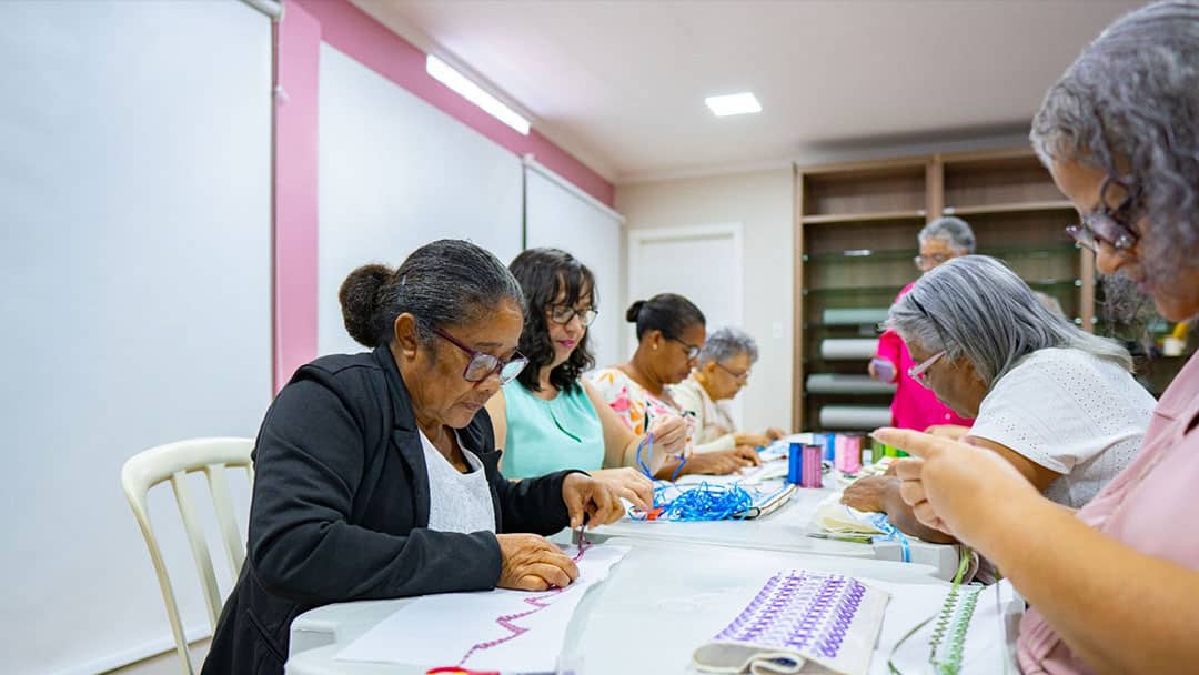 afecc busca novos voluntarios para oficinas de artesanato