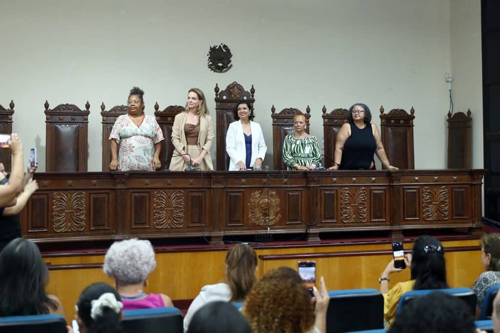 diretora do conselho das mulheres toma posse na assembleia 01