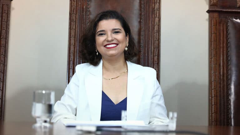 diretora do conselho das mulheres toma posse na assembleia