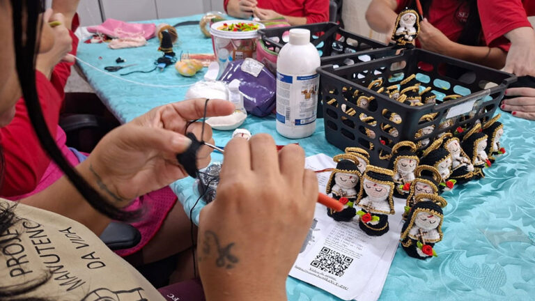 internas de unidade prisional confeccionam santinhas para pacientes do hsrc