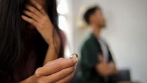 por que e tao dificil sair de um relacionamento que te machuca