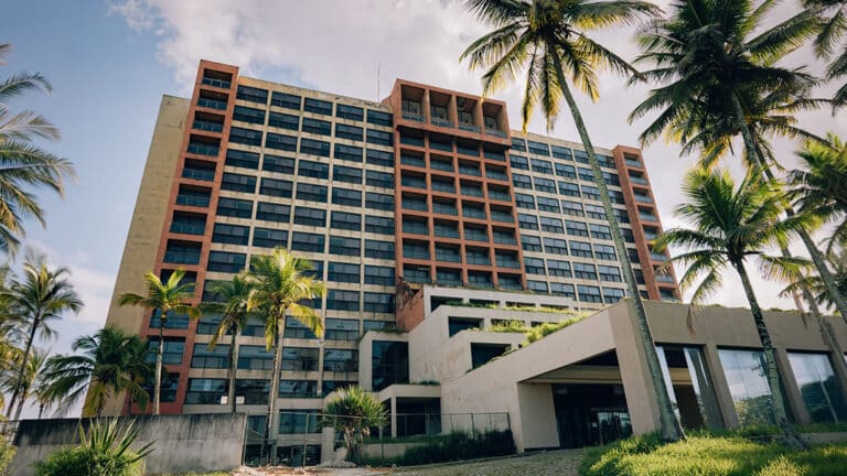 com 37 ambientes assinados por mais de 40 profissionais casacor es celebra 30 anos com ambientes ineditos show e a maior area sem cobranca de ingressos de sua trajetoria