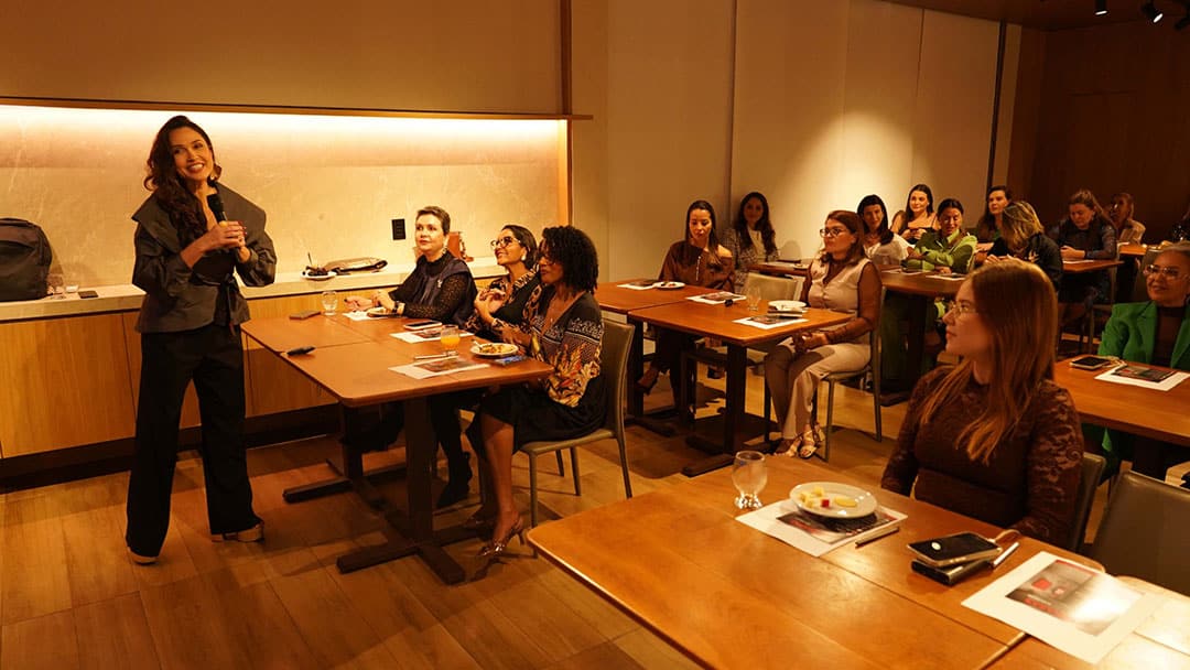 noite italiana reune mulheres de negocios em encontro em vila velha