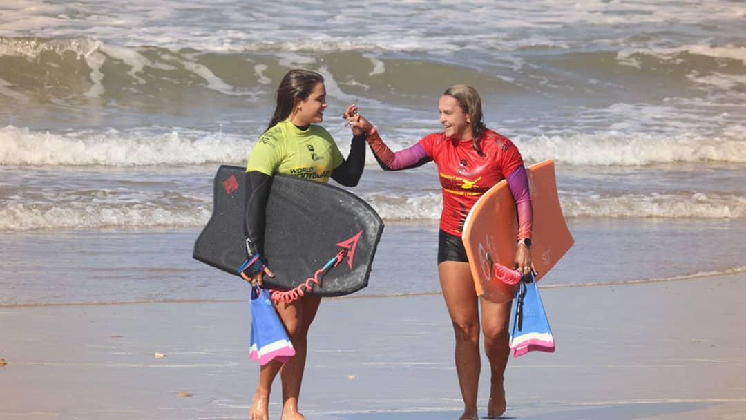 circuito muldial feminino de bodyboarding comeca nas maldivas e pode terminar com duelo entre mae e filha no brasil
