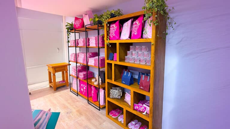 loja outubro rosa da afecc tem programacao especial no shopping vitoria