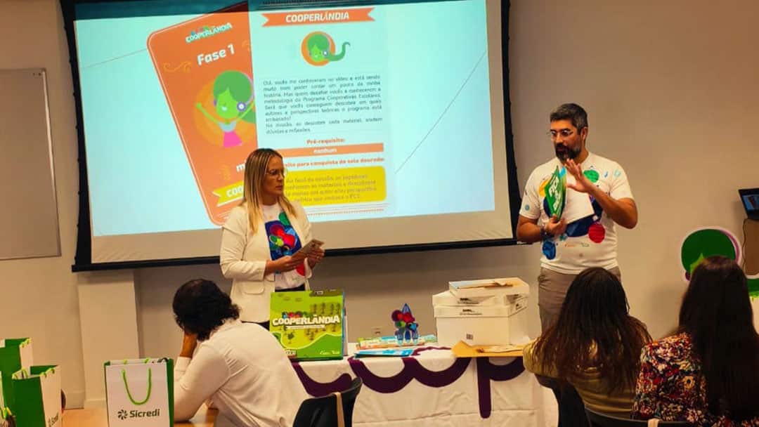 sicredi serrana em parceria com prefeitura de vitoria realizam formacao para educadores