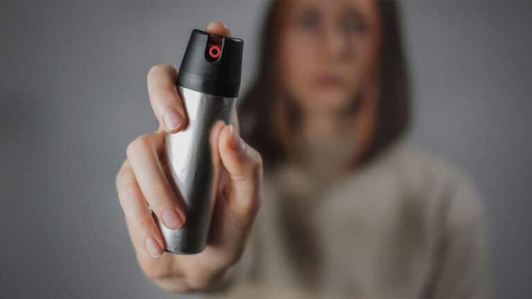 spray de pimenta protege mulheres contra agressoes mas exige cuidados com os olhos