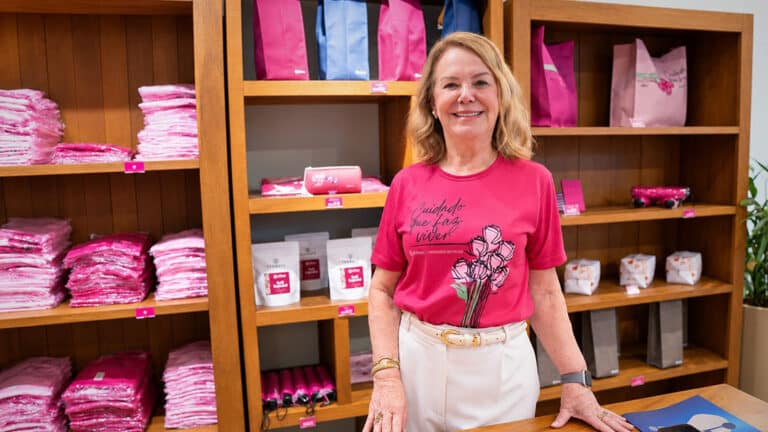 arte que acolhe e transforma feira de bordado chega a loja outubro rosa afecc no shopping vitoria
