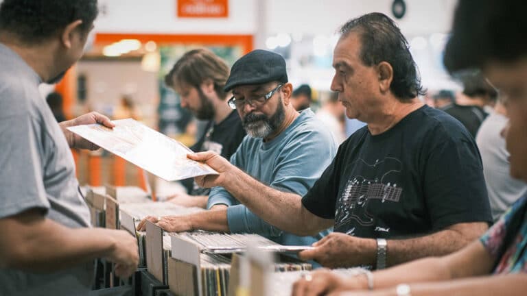 masterplace mall movimenta a segunda quinzena de outubro com torneio de beyblade x feira do vinil e happy hour musical