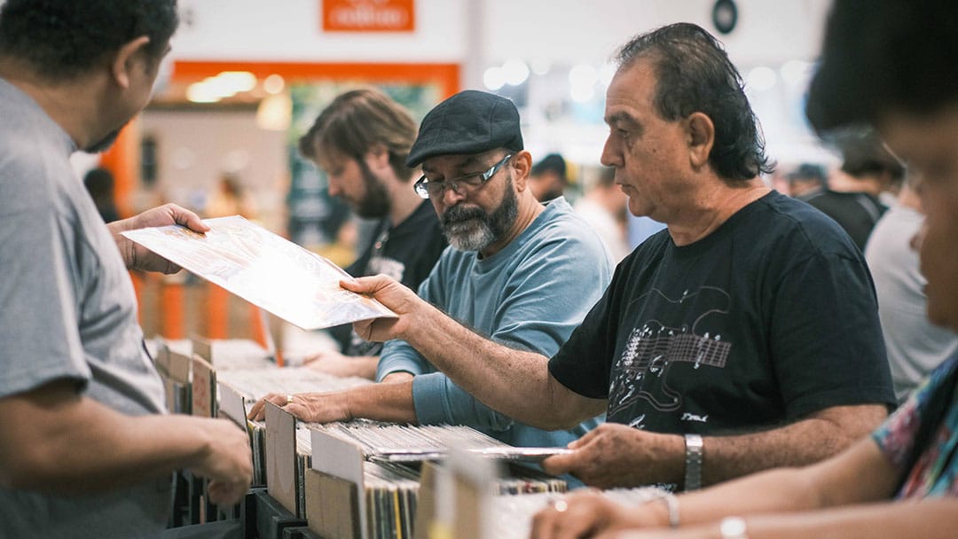 masterplace mall movimenta a segunda quinzena de outubro com torneio de beyblade x feira do vinil e happy hour musical
