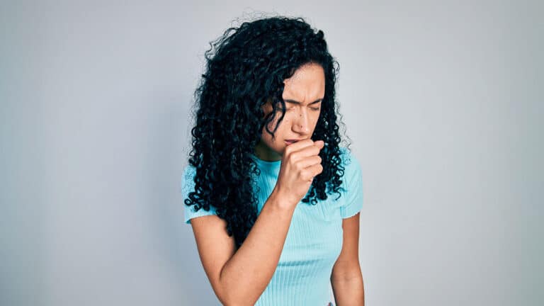 tosse que interrompe o sono na primavera pode indicar asma alerta pneumologista